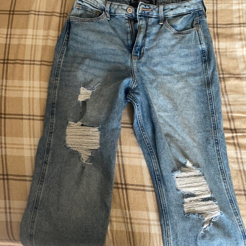 Hollister high rise mom jeans🙌🏻💙 waist size 27.